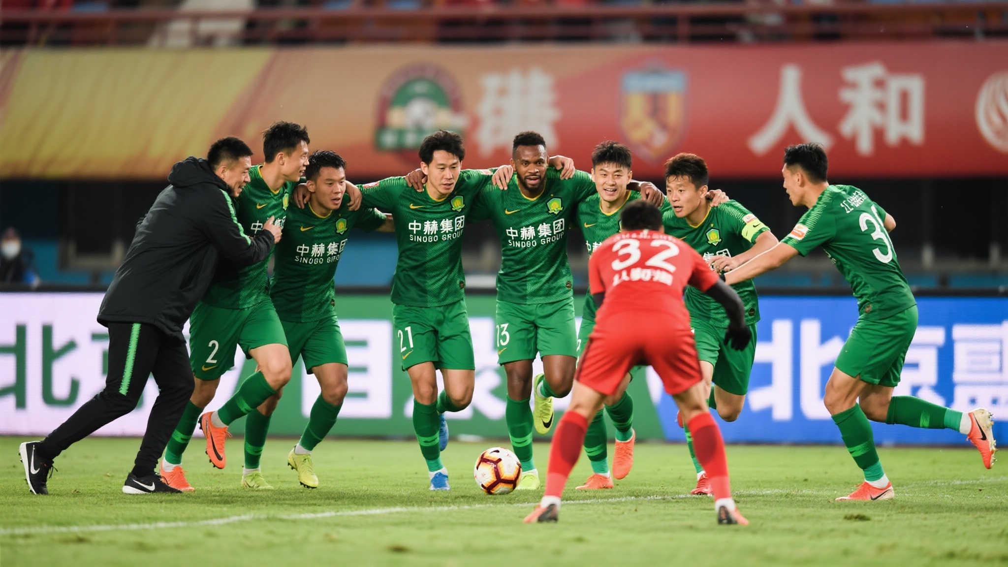 人和：团队凝聚力成制胜法宝
如果说天时和地利是外